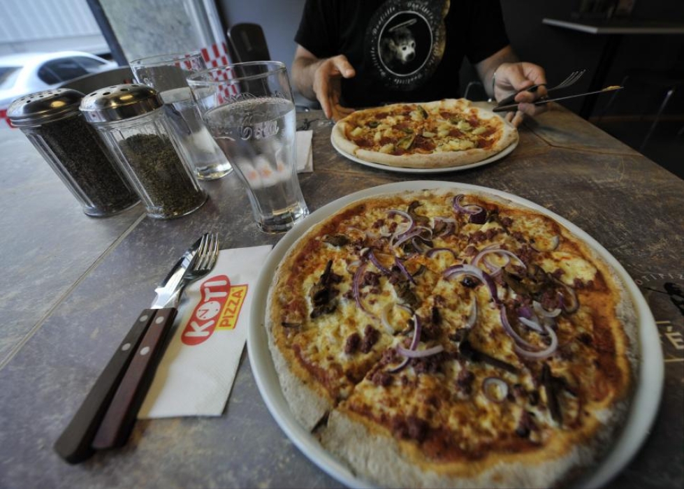Yhtiön mukaan Kotipizza-ketju teki huhtikuussa historiansa parhaan kuukausimyynnin. Ketjumyynti kasvoi, vaikka ravintoloiden lukumäärä pieneni. LEHTIKUVA / Timo Jaakonaho