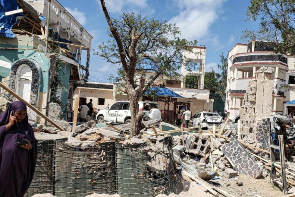 Iskun kohteeksi joutuneen Medina-hotellin raunioita Somalian Kismayossa tänään. LEHTIKUVA/AFP