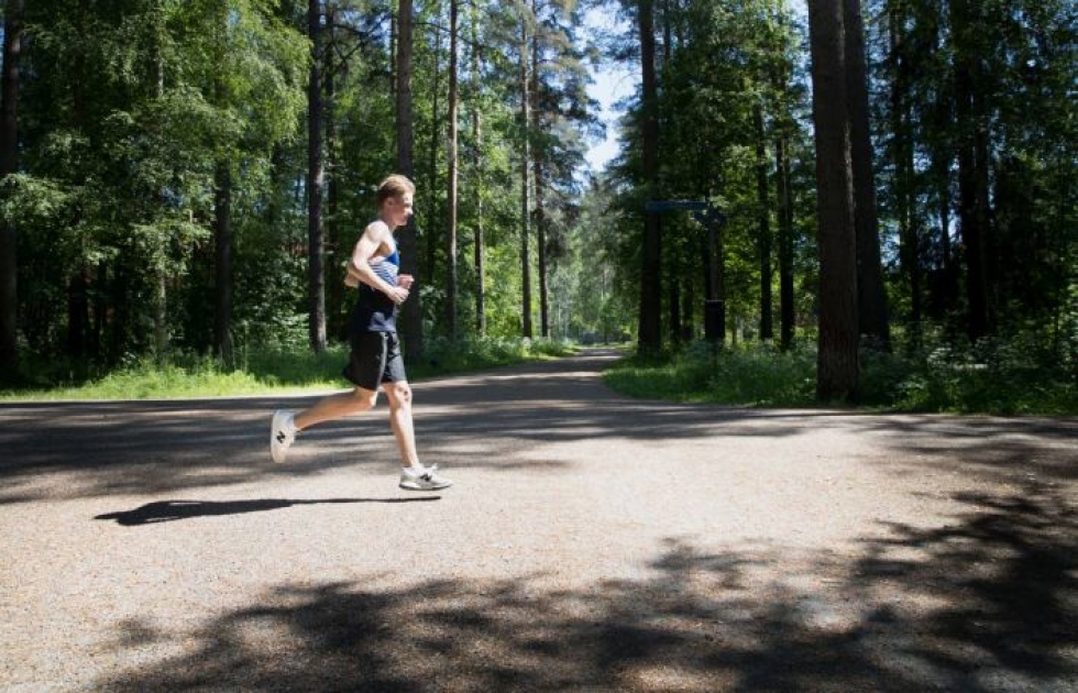 Konsta Hämäläinen viihtyy harjoituslenkeillä Linnunlahden suosituilla lenkkipoluilla.