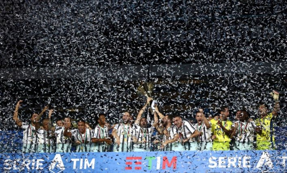 Juventus varmisti yhdeksännen perättäisen sarjamestaruutensa jo viikko sitten. Pokaalin joukkue sai käsiinsä lauantaina. LEHTIKUVA / AFP