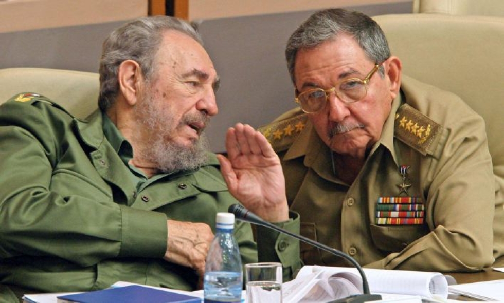 Fidel Castro (vasemmalla) kuoli vuonna 2016 ja Raul Castro siirtyi nyt eläkkeelle. Kuva vuodelta 2003. LEHTIKUVA/AFP