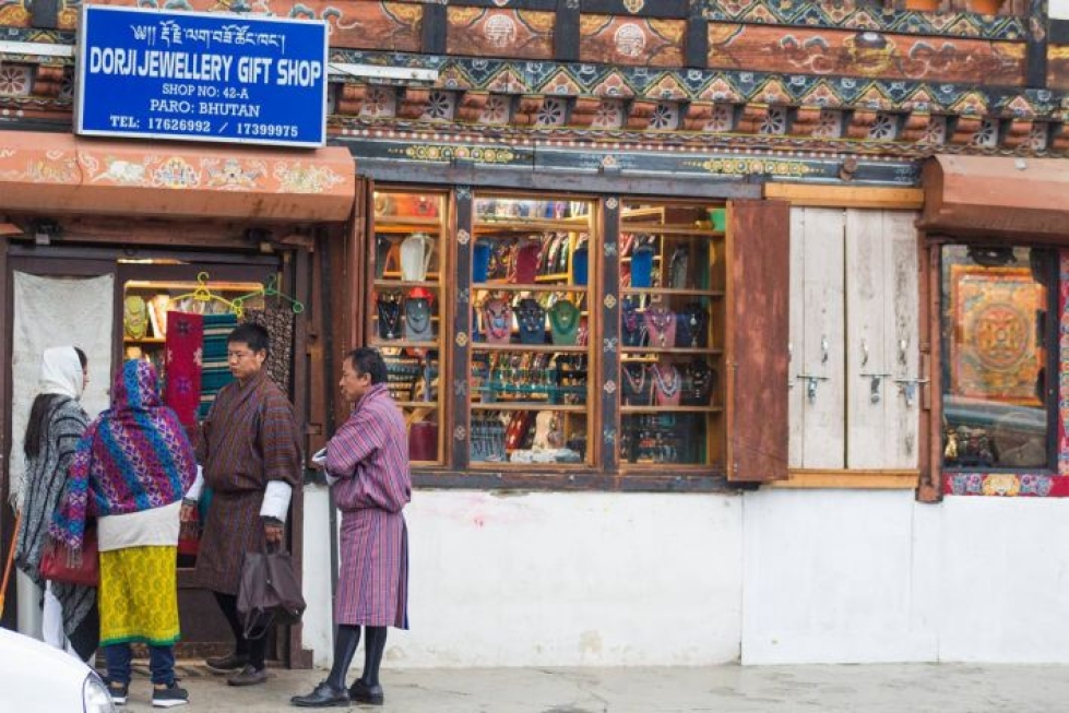 Bhutanissa ihmiset pukeutuvat edelleen kansallisiin asuihin, jotka ovat pakollisia muun muassa virastoissa ja kouluissa. Matkailu on kasvava elinkeino.