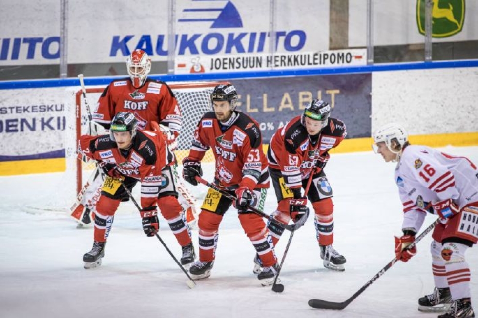 Jokipoikien Niki Blomberg, Sami Mutanen ja Nico Joki jatkavat voittovireessä. Kuva perjantain K-Vantaa-ottelusta.