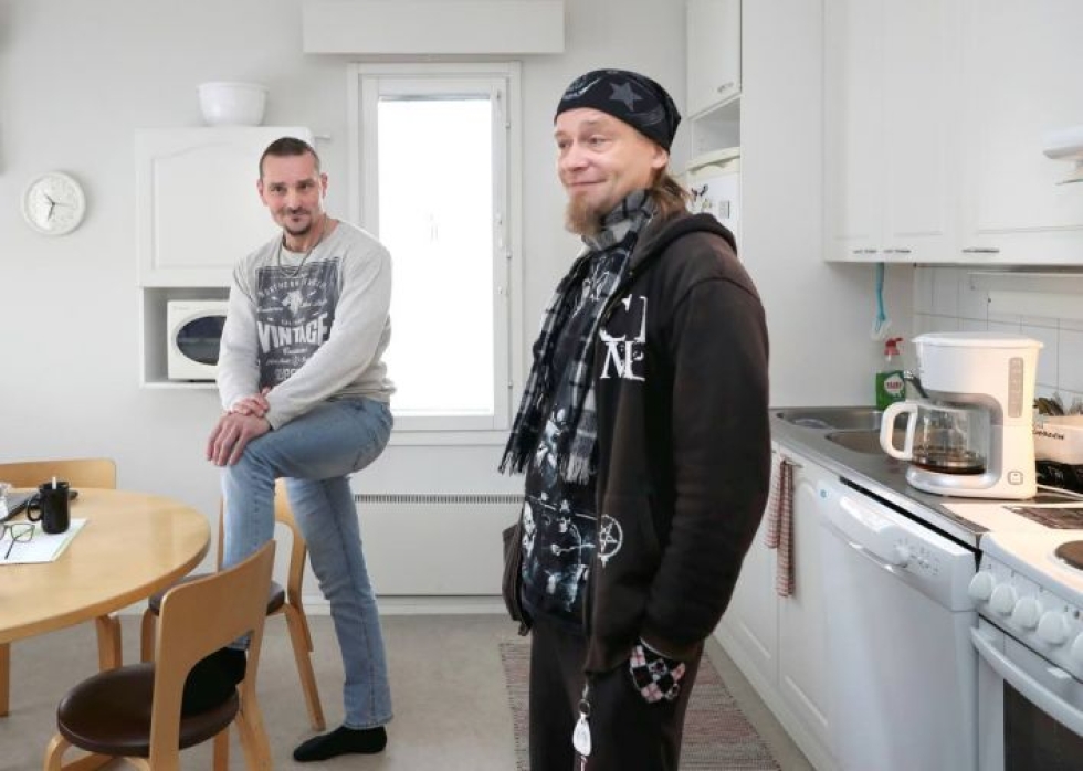Jyrki Keto ja Jani Nevalainen kahvittelivat Joensuun Sirkkalassa Asunnottomien yön avoimien ovien tapahtumassa torstaina.