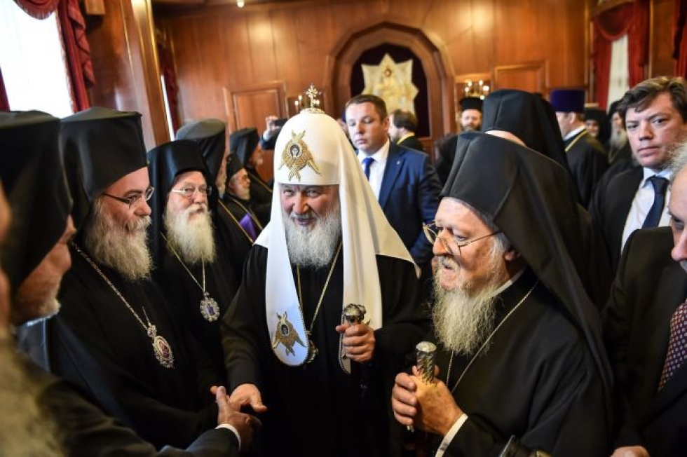 Maailman ortodoksien johtajana pidetty patriarkka Bartolomeus (oik.) ja Venäjän ortodoksisen kirkon johtaja patriarkka Kiril (keskellä) tapasivat Istanbulissa elokuun lopulla. LEHTIKUVA / AFP