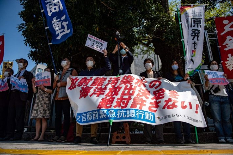 Mielenosoittajat vastustivat Tokiossa Japanin suunnitelmaa päästää yli miljoona tonnia Fukushiman ydinvoimalan käsiteltyä vettä mereen.