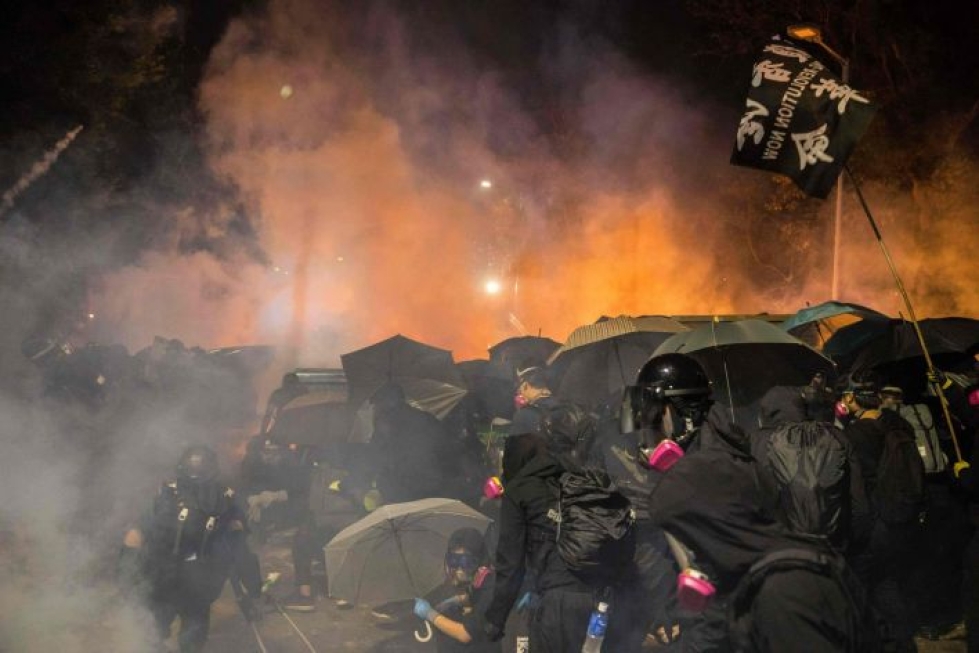 Hongkongissa viisi kuukautta jatkuneet mielenosoitukset kärjistyivät alkuviikosta poikkeuksellisen rajuiksi. LEHTIKUVA/AFP