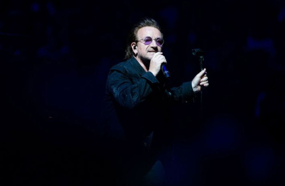 U2:n päävokalisti, Bonona tunnettu Paul David Hewson joutui ilmoittamaan kesken konsertin, ettei pysty jatkamaan esiintymistä. LEHTIKUVA/AFP
