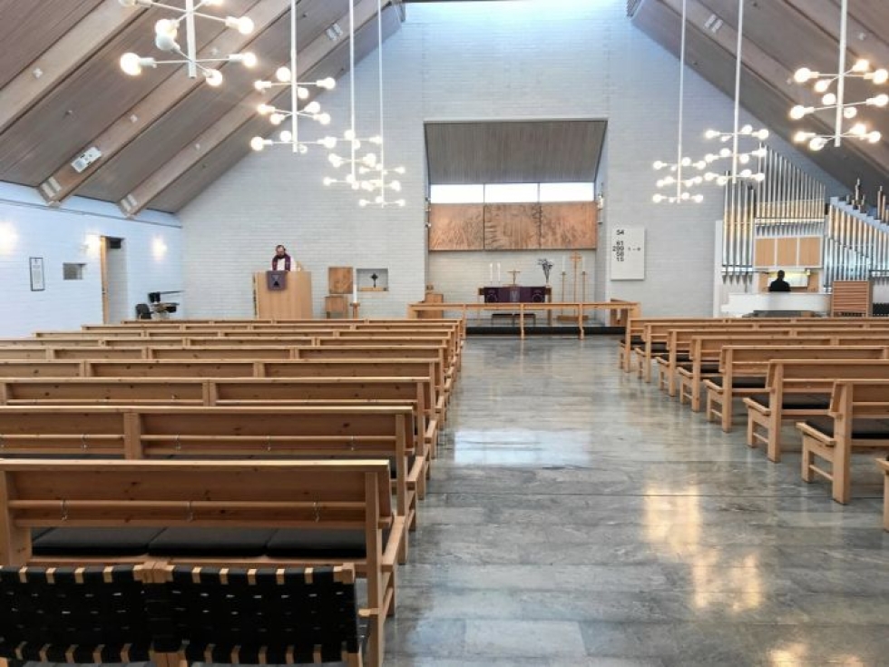 Rautavaaran seurakunta on jäsenmäärältään Suomen pienimpiä. Kuva Rautavaaran kirkosta palmusunnuntain jumalanpalveluksesta, joka pidettiin suljetuin ovin ja lähetettiin suoratoistona verkossa.