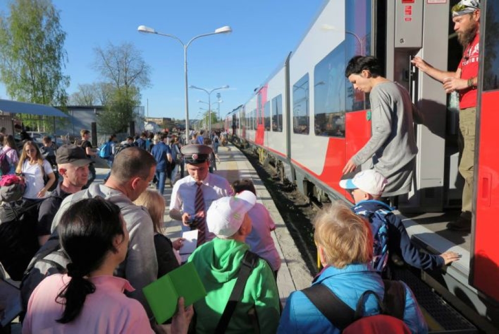 Passit, henkilöllisyystodistukset ja liput tarkastettiin jo junaan noustessa Sortavalan asemalla.