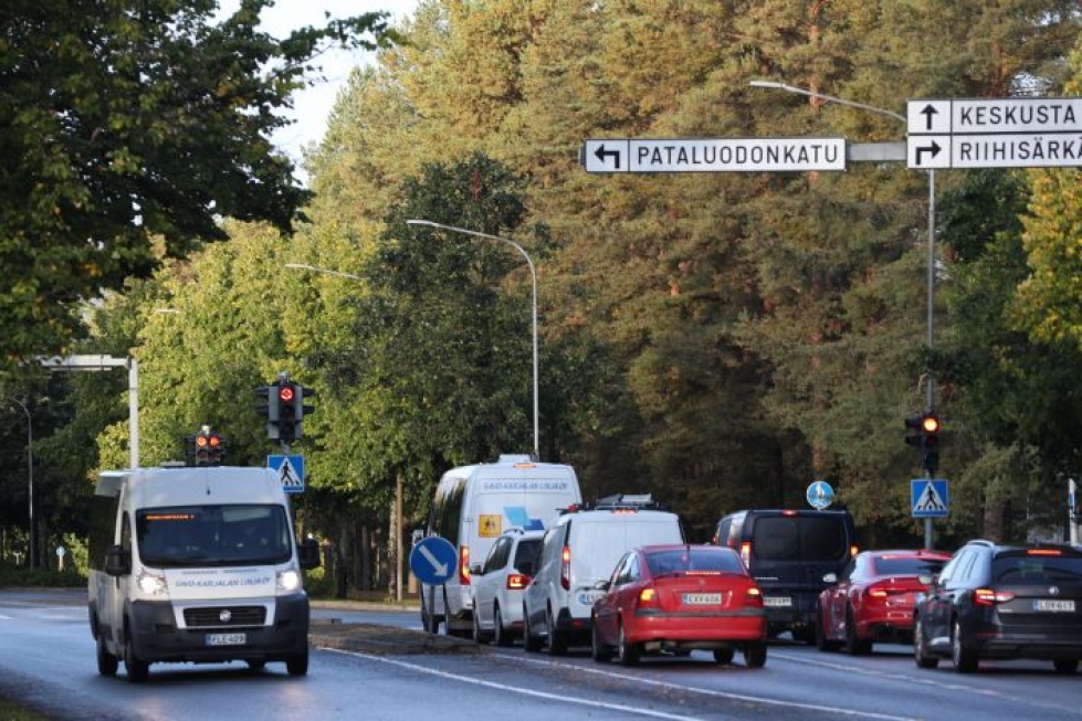 Karjalainen seurasi Rantakylän liikenteen kulkua perjantaiaamuna Utrantien.