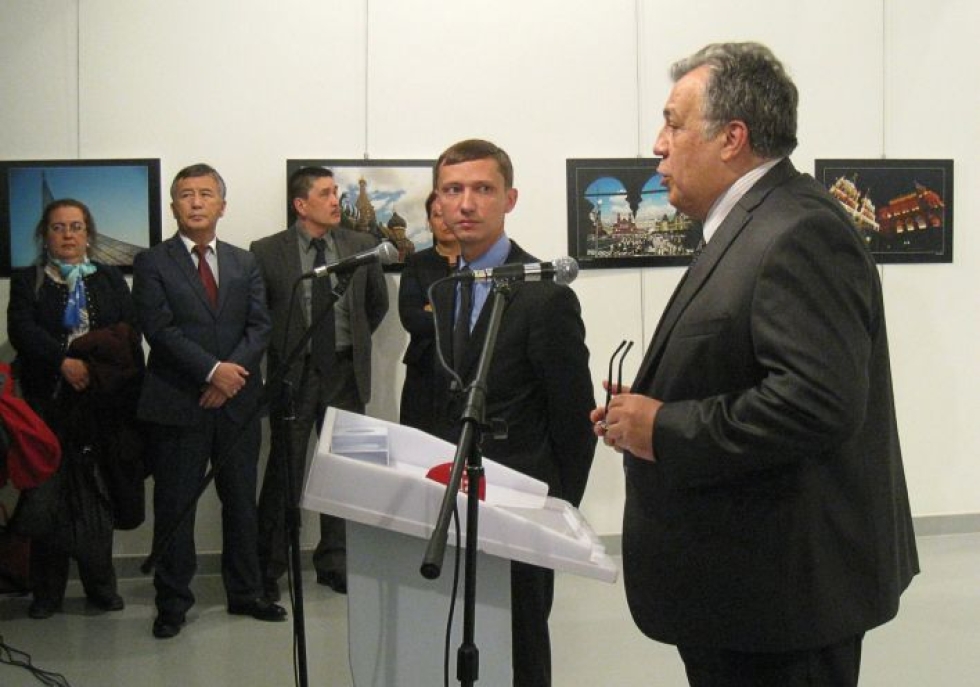 Venäjän suurlähettiläs Andrei Karlov (oik.) surmattiin valokuvanäyttelyn avajaisissa Ankarassa. LEHTIKUVA/AFP