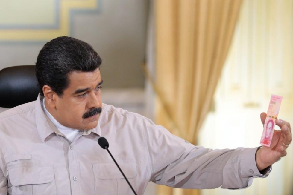 Venezuelan presidentti Nicolas Maduro perustelee isojen setelien poistamista sillä, että se vaikeuttaa mafian toimintaa. LEHTIKUVA/AFP