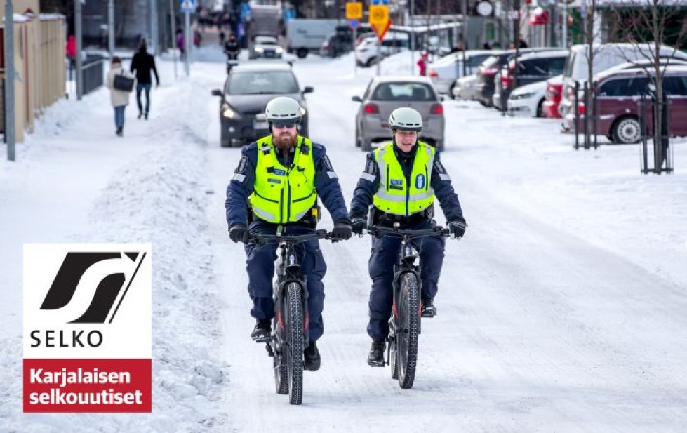 Poliisit Jani Pulkkinen ja Kati Juntunen pyöräilevät Joensuun kaduilla.