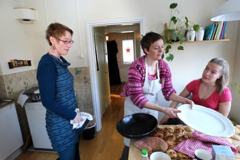 Julia Lohmann (vas.), Mari Porma ja Riikka Lindström valmistelivat aamusta päivän menua, johon kuului porkkanabataattikeittoa kookosmaidolla ja korvapuusteja.