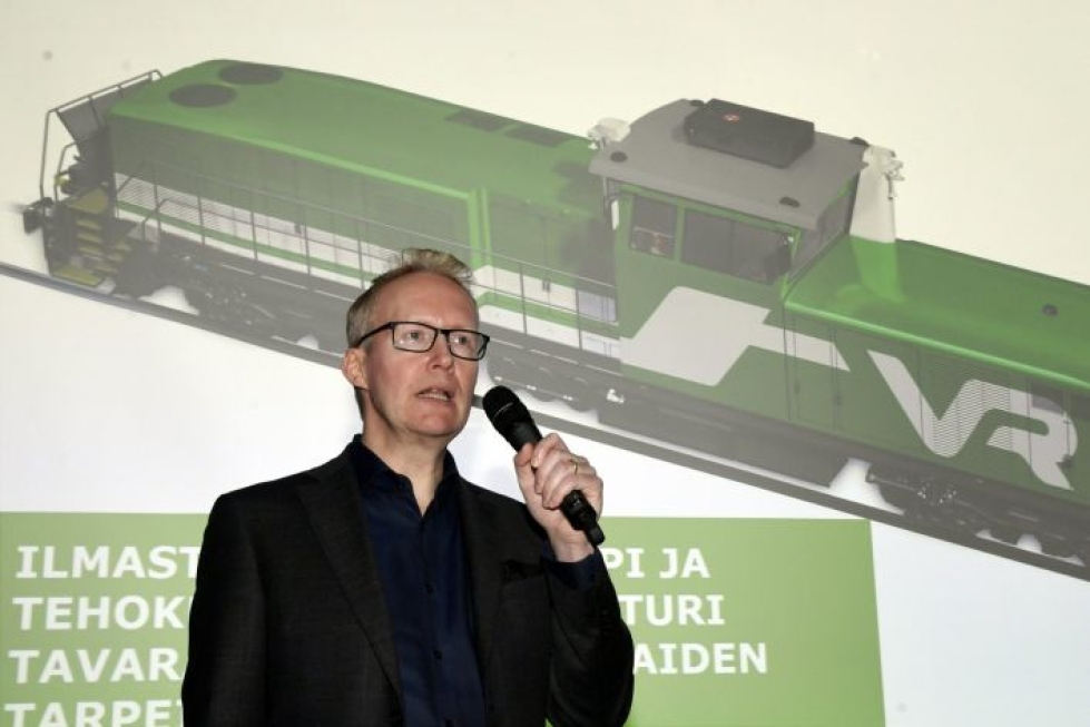 VR Groupin toimitusjohtaja Rolf Jansson kertoi uudesta veturimallista, joka korvaa nykyisin käytössä olevat dieselveturit. LEHTIKUVA / MARKKU ULANDER