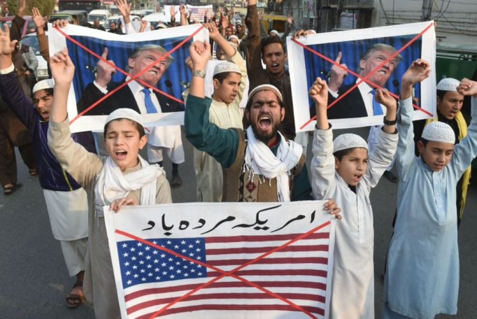 Lahoressa mielenosoittajat vastustivat Yhdysvaltain suunnittelemia leikkauksia tammikuun alussa. Kuva: Lehtikuva/AFP