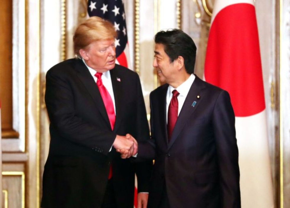 Trump tapasi Shinzo Aben Tokiossa. Lehtikuva/AFP