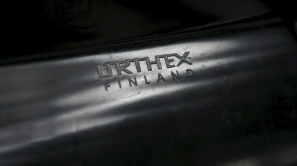 Käyttötavaravalmistaja Orthexin logo pulkassa. LEHTIKUVA / HEIKKI SAUKKOMAA