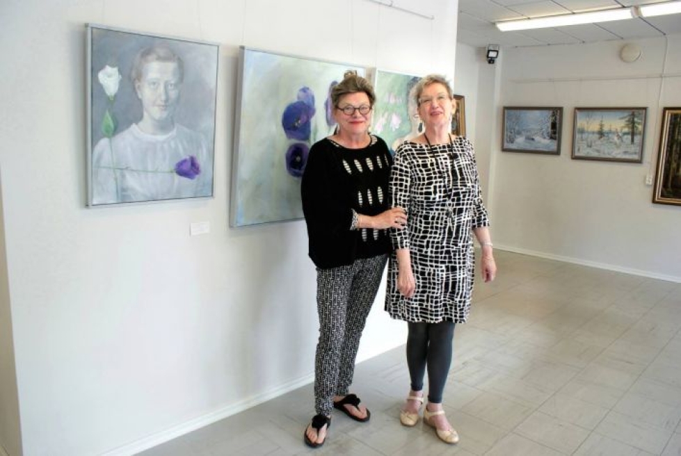 Leila ja Marju Kaltila halusivat virkistää taidenäyttelyllä Valtimon kesää.