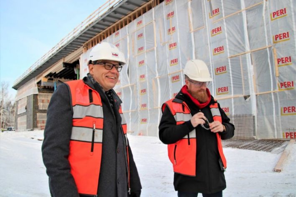 Sivistyskeskuksen rakentaminen on edennyt aikataulussa ja otettaneen käyttöön vuoden 2021 alussa. Kunnanjohtaja Olli Riikonen ja sivistysjohtaja Matias Valoaho kävivät työmaahan tutustumassa.