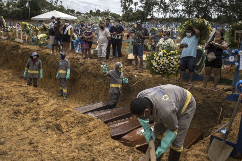 Brasiliassa koronavirukseen kuolleille kaivetaan massahautoja. Erään valeuutisen mukaan hauta-arkkuja olisi täytetty kivillä kuolleiden määrän liioittelemiseksi.