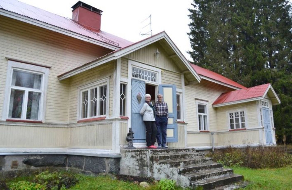 Hannu ja Anna Maija Lahtinen viihtyvät hyvin maalla 110 vuotta vanhassa talossaan.