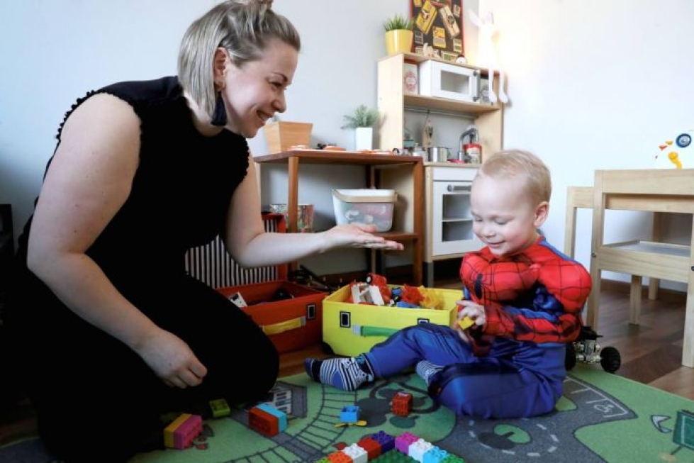 Kohta kolmevuotiaan Oliverin suosikkileikkejä ovat temppuradat, autoleikit ja kokkailu leikkikeittiössä. Äiti Tanja Ikonen kertoo, että uusimpana leikkeihin on tullut mukaan mielikuvituskavereita.