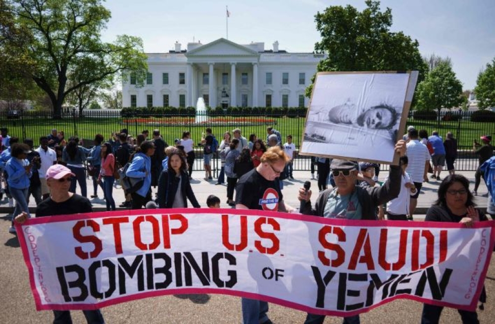 Mielenosoittajat vastustivat Valkoisen talon edessä Yhdysvaltojen Saudi-Arabialle antamaa tukea huhtikuussa 2017. LEHTIKUVA / AFP