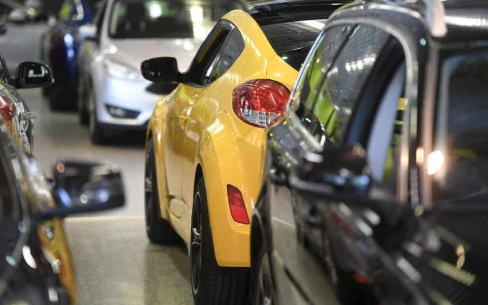 Huhti–toukokuussa uusia autoja tilattiin 50 prosenttia viimevuotista vähemmän. LEHTIKUVA / HEIKKI SAUKKOMAA