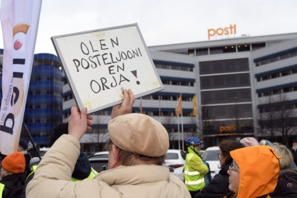 Posti ja logistiikka-alan unioni PAU järjesti mielenosoituksen Postin työehtojen romuttamista vastaan Postin pääkonttorilla Pasilassa Helsingissä tänään. LEHTIKUVA / MARKKU ULANDER