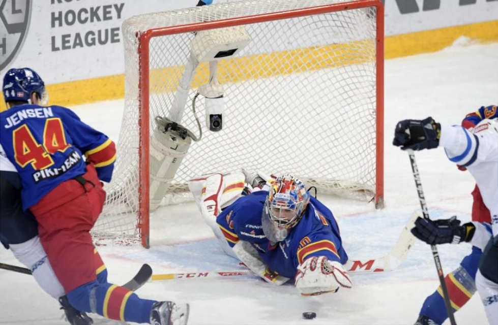 Jokereiden maalivahti Ryan Zapolski kurkottaa kiekkoon KHL-ottelussa Dinamo Minskiä vastaan Helsingissä. Vasemmalla Jesper B. Jensen. LEHTIKUVA / ANTTI AIMO-KOIVISTO