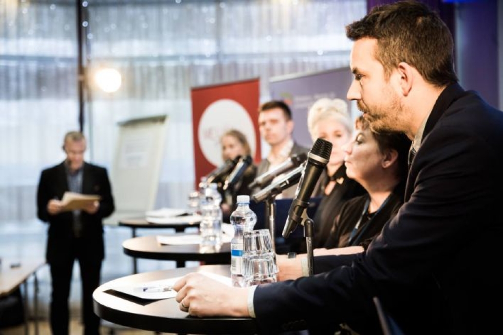 Joensuun kaupungin elinvoimajohtaja Mikko Härkönen (edessä) sanoi paneelikeskustelussa, ettei  maahanmuuttajien osaamista ole pystytty valjastamaan riittävän hyvin.