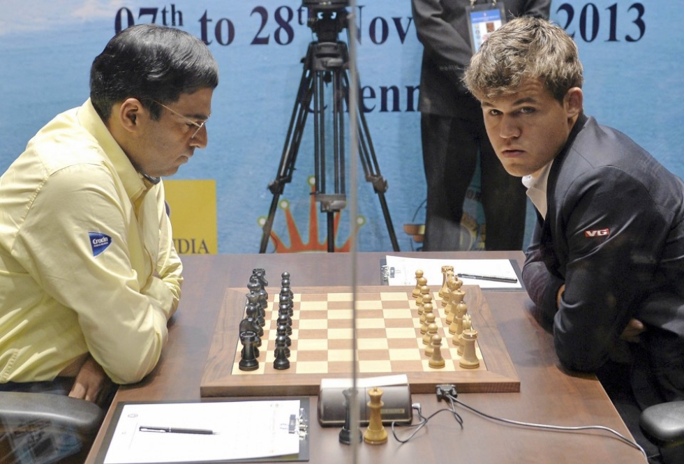 Shakin suurmestarit  Magnus Carlsen (oik.) ja Viswanathan Anand ottavat toisistaan mittaa Sotshissa lauantaina alkavassa MM-ottelussa. Carlsen voitti edellisen Intiassa pelatun kamppailun 6,5–3,5.
