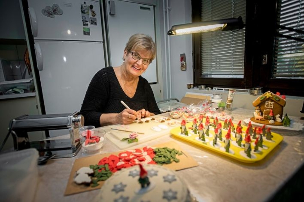 Anita Käyhty innostui jo lapsena käsillä tekemisestä. Sokerikorsiteet hän valmistaa keittiössään.