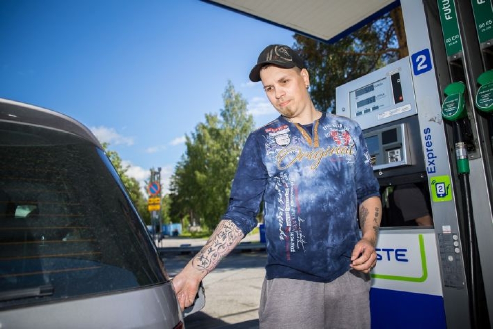 Outokumpulainen Toni Piikki kertoo seuraavansa polttoaineiden hintaa jatkuvasti. Hän pitää tämän hetken tasoa kalliina.