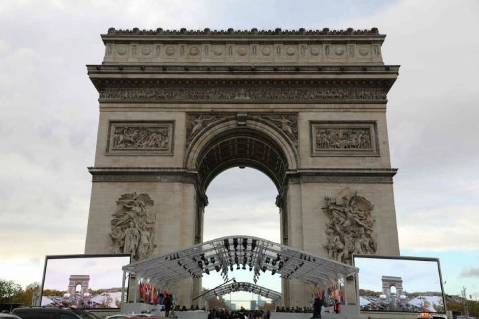 Pariisissa kellojensoiton pauhu täytti Riemukaaren seudun ja lähikadut sunnuntaina. LEHTIKUVA/AFP