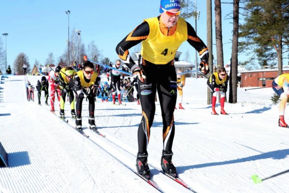 Pohjois-Karjalan maakuntaviesti ehdittiin hiihtää Ilomantsissa muutamaa päivää ennen kuin koronavirus lopetti urheilun maaliskuussa 2020. Etualalla Liperin ykkösjoukkueen Niklas Peltoniemi.
