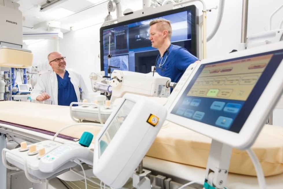 Kardiologit Juha Mustonen (vas.) ja Tuomas Rissanen ovat huolissaan osaavien erikoislääkäreiden saamisesta keskussairaalaan, jos keskittämisasetuksella kootaan liikaa toimenpiteitä ja leikkauksia yliopistollisiin sairaaloihin.