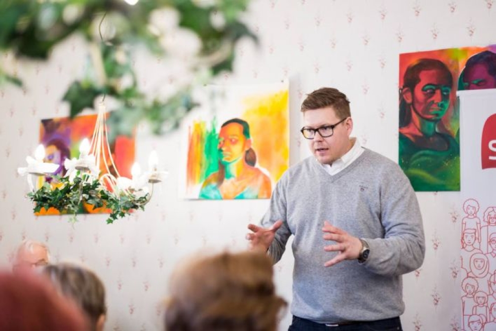 SDP:n eduskuntaryhmän puheenjohtaja Antti Lindtman piti yleisötilaisuuden Kauppaneuvoksen kahvilassa.