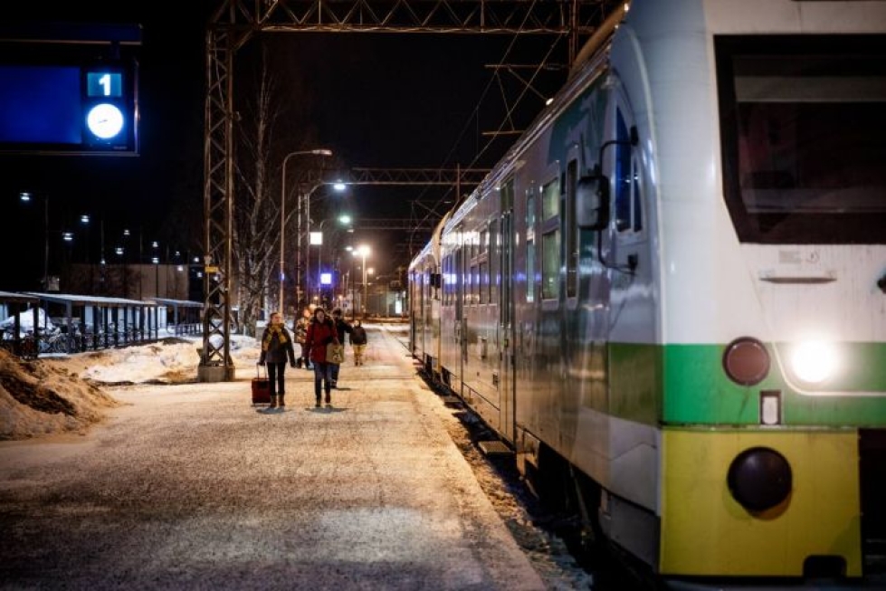 Lauantain viimeisessä kiskobussissa oli kaksi vaunua. Kiskobussi saapui Pieksämäeltä Joensuun asemalle kyydissään arviolta parisenkymmentä ihmistä.