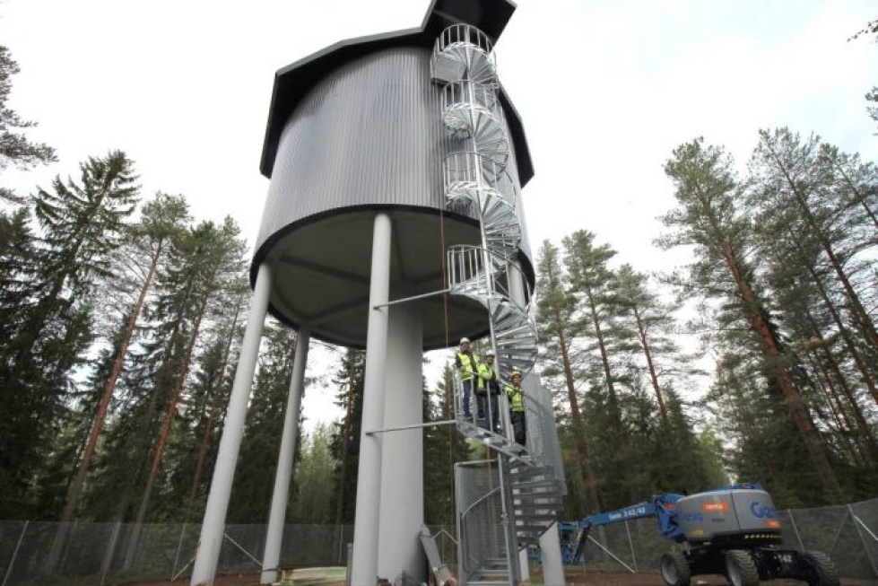 Saneerattuun vesitorniin pääsee  ulkopuolelle rakennettujen kierreportaiden kautta. Ari Soikkeli, Timo Pirhonen ja Petri Hyttinen totesivat portaat helposti kiivettäviksi.