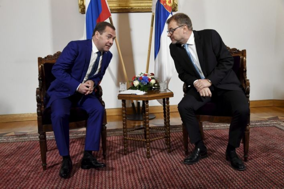 Pääministerit Juha Sipilä ja Dmitri Medvedev keskustelevat muun muassa maiden kahdenvälisistä suhteista sekä alueellisista ja kansainvälisistä kysymyksistä. LEHTIKUVA / MARKKU ULANDER