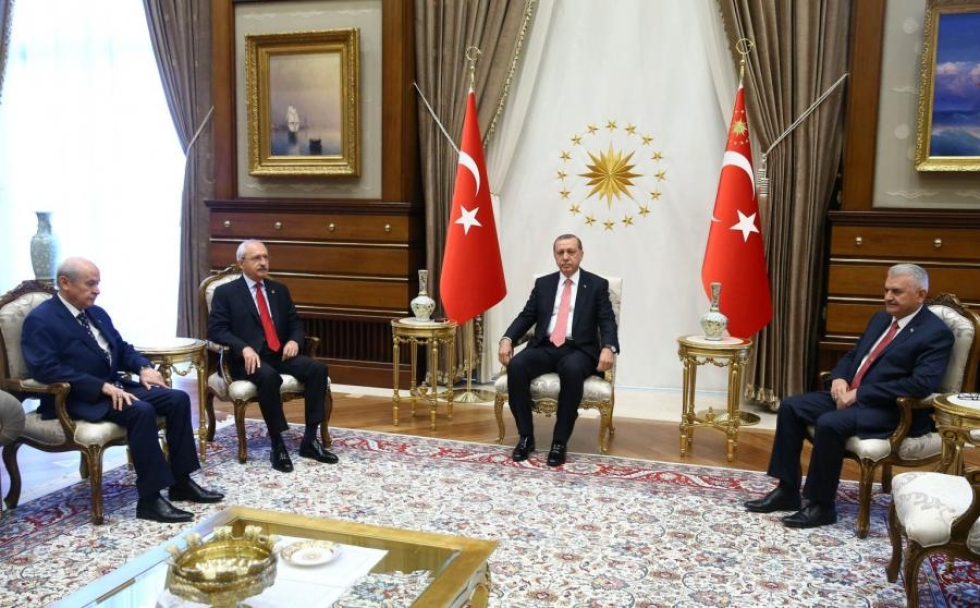Presidentti Recep Taayip Erdogan (kesk.) tapasi puoluejohtajia Ankarassa eilen. LEHTIKUVA/AFP