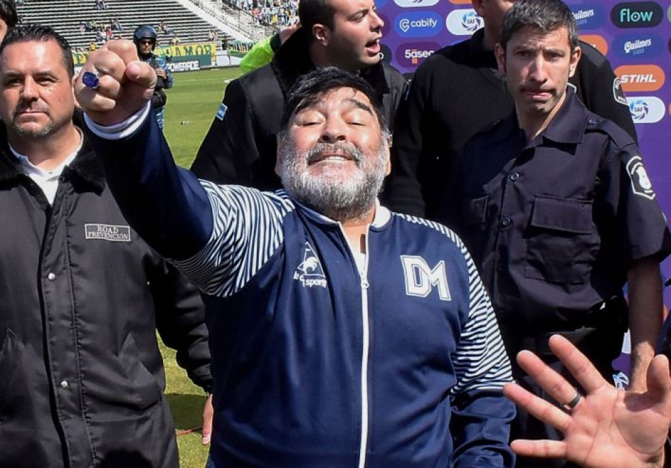Valmentaja Diego Maradona juhli hiljattain, kun Gimnasia voitti vieraissa Aldosivin 3–0. LEHTIKUVA/AFP