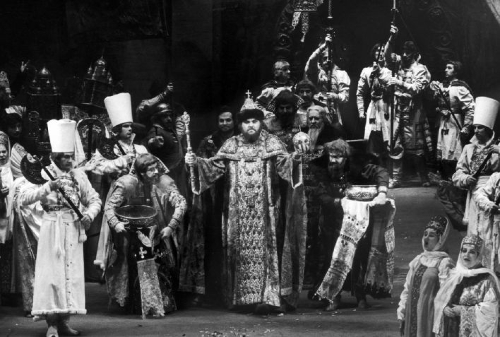 Bassolaulaja Martti Talvela (keskellä) esiintyy Boris Godunovina Modest Musorgskin oopperassa Moskovan Bolshoi-teatterissa marraskuussa 1977. LEHTIKUVA / C. G. HAGSTRÖM