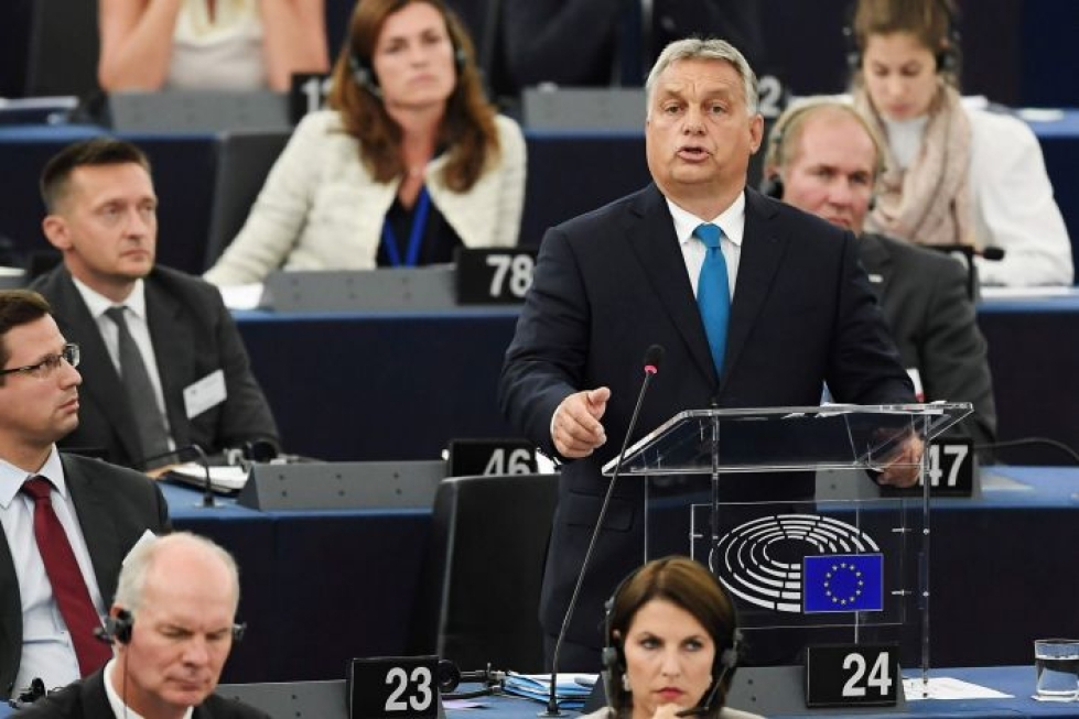 Unkarin pääministeri Viktor Orbanin on sanottu vaarantaneen EU:n arvoja esimerkiksi hiljentämällä riippumattomia tiedotusvälineitä ja vaihtamalla kriittisiä tuomareita. Orban puhui parlamentille eilen Strasbourgissa. LEHTIKUVA/AFP