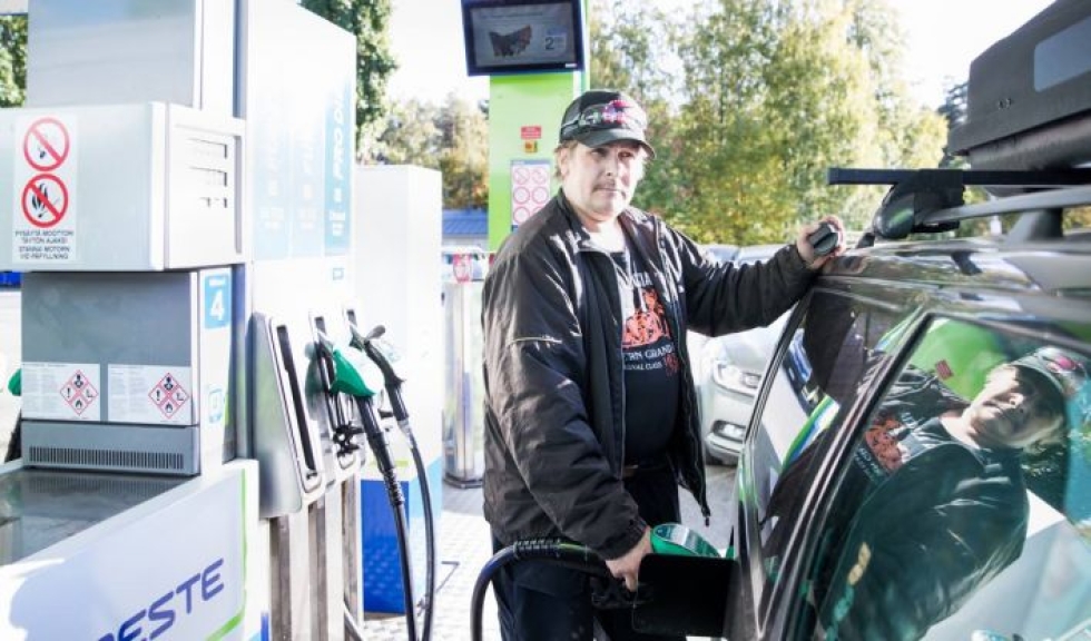 Tomi Lehikoinen tankkasi bensaa, joka on hänen mielestään tarpeeksi kallista jo nyt.