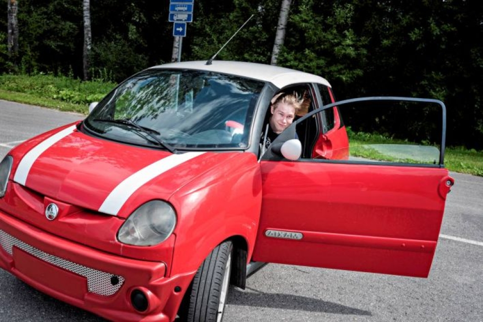 Mopoautoilija Janne Korkala Vantaalta kannattaa kevytautoja. Häntä itseään uudistus ei kosketa, koska hän siirtyy ensi keväänä jo B-kortilla ajettavan auton rattiin.
