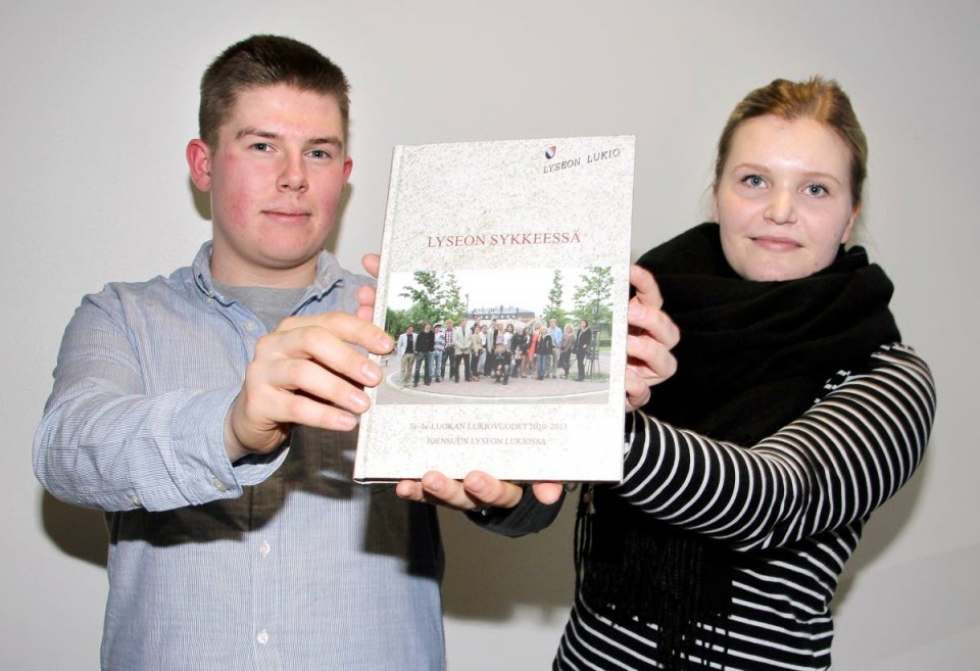 Jani Eerola ja Aliina Härkönen esittelevät lukioajastaan kertovaa kirjaa.